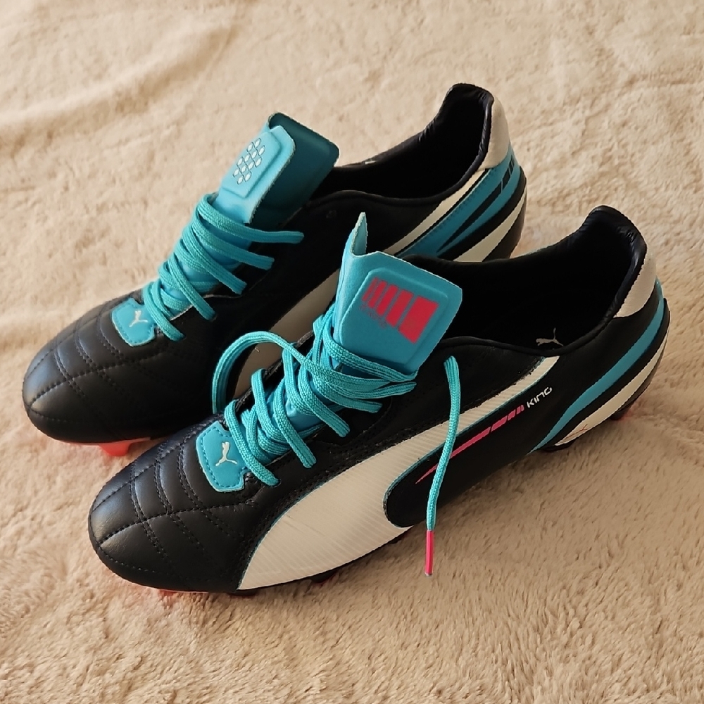 BN Men's Puma King Soccer Cleats, Blue, Teal, White & Pink. Size 9.